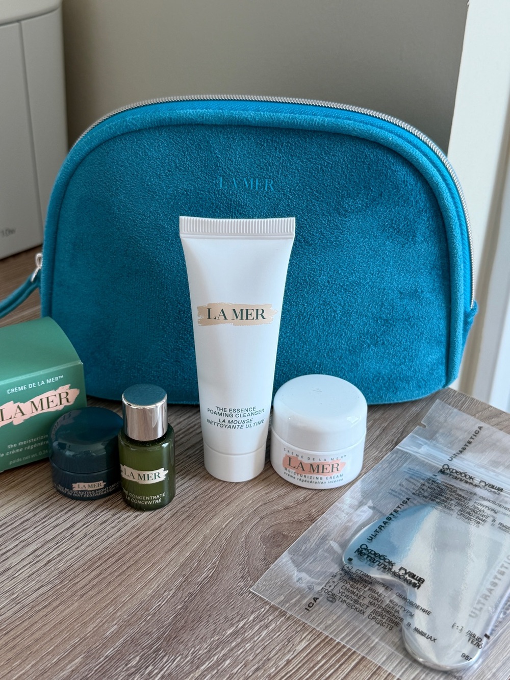 La Mer Skincare Set with Turquoise Pouch